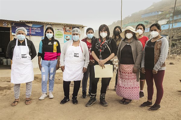 Sonaly Tuesta y las colaboradoras de la olla común.